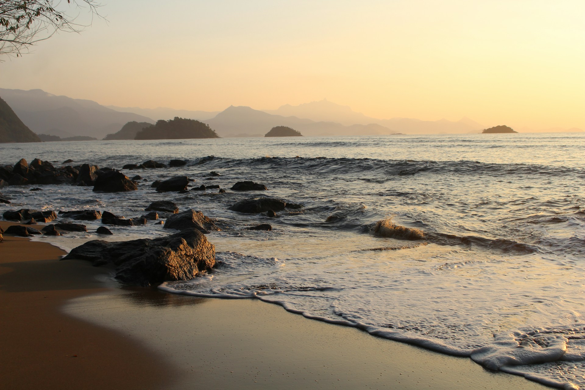 Paisaje brasileño con colinas verdes al amanecer